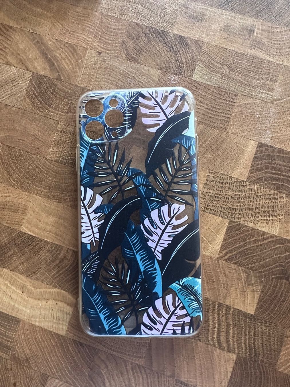 Coques & Protection écran: iPhone 11 Pro  max Hülle – D'occasion à Fribourg par AyveeMusiqueMetissee