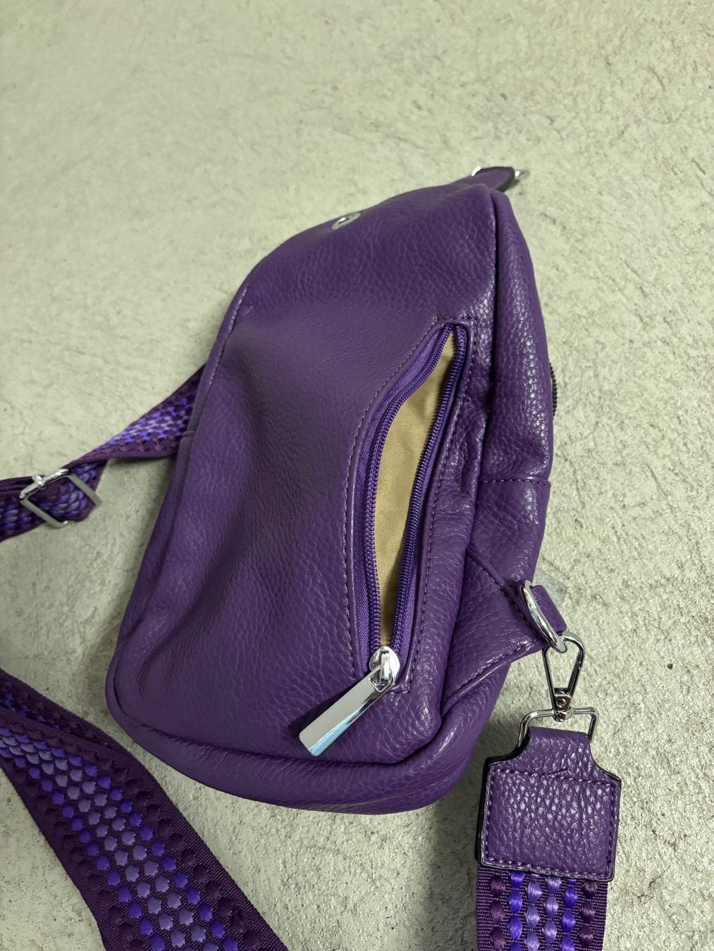Taschen für Damen: Stylische Schultertasche in Violett – Gebraucht aus Sonterswil von VD-Service 2