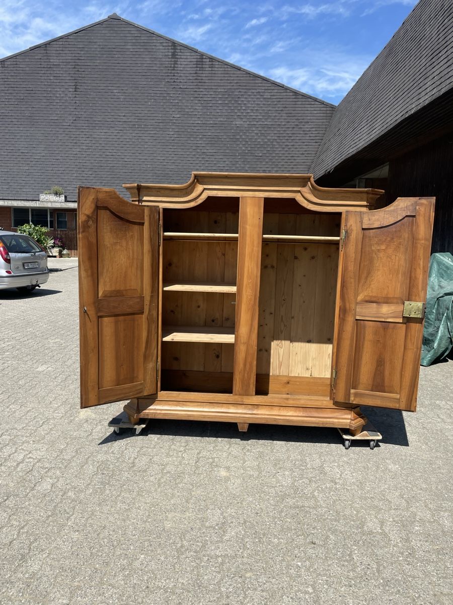 Armadi: Antike Schrank aus Nussbaum ca. 1821 – Usato da Biel/Bienne venduto da Fluse 1