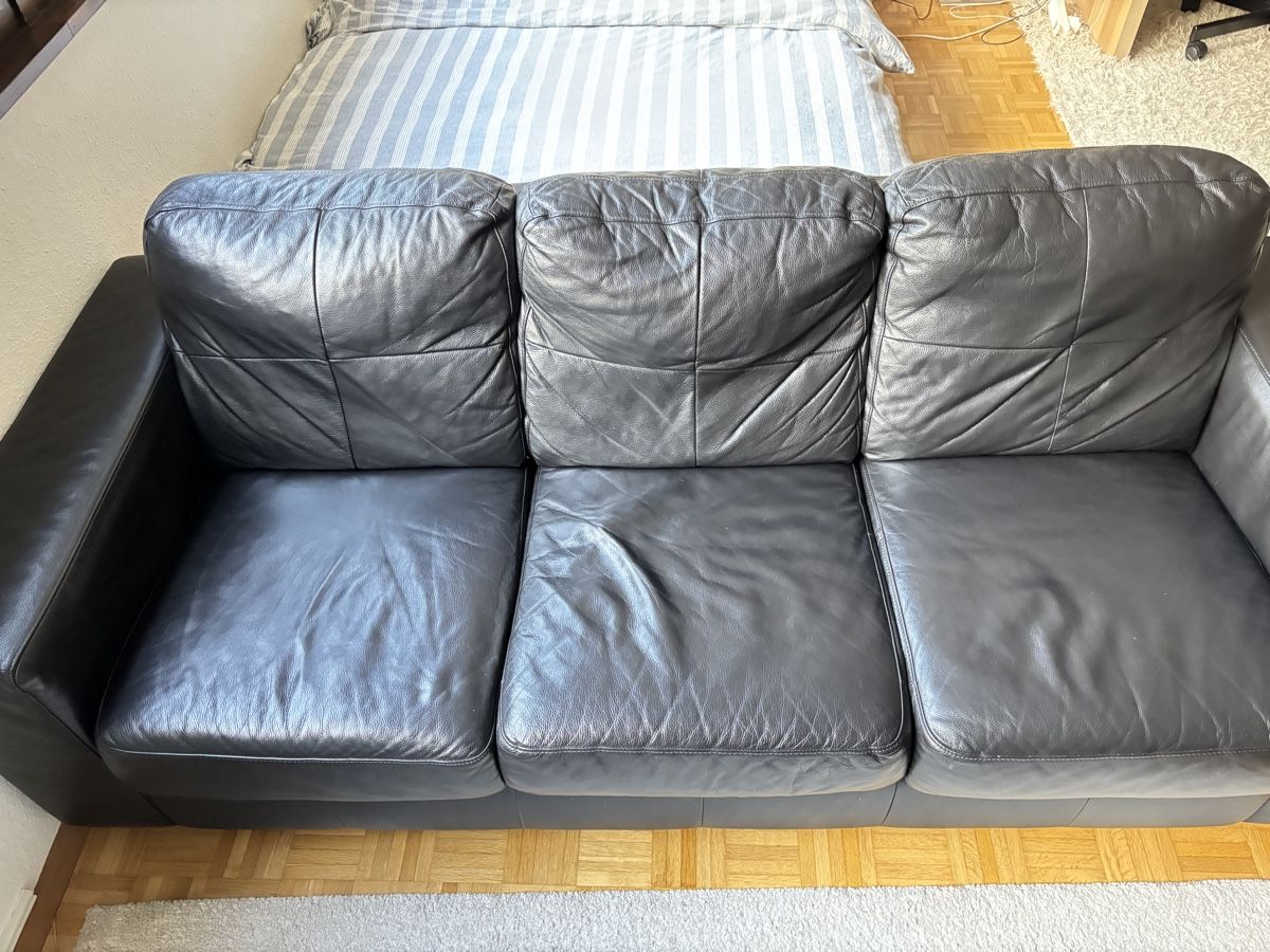 Ikea Divani:     Black leather 3-seater sofa – Usato da Genève venduto da lau_9z2r