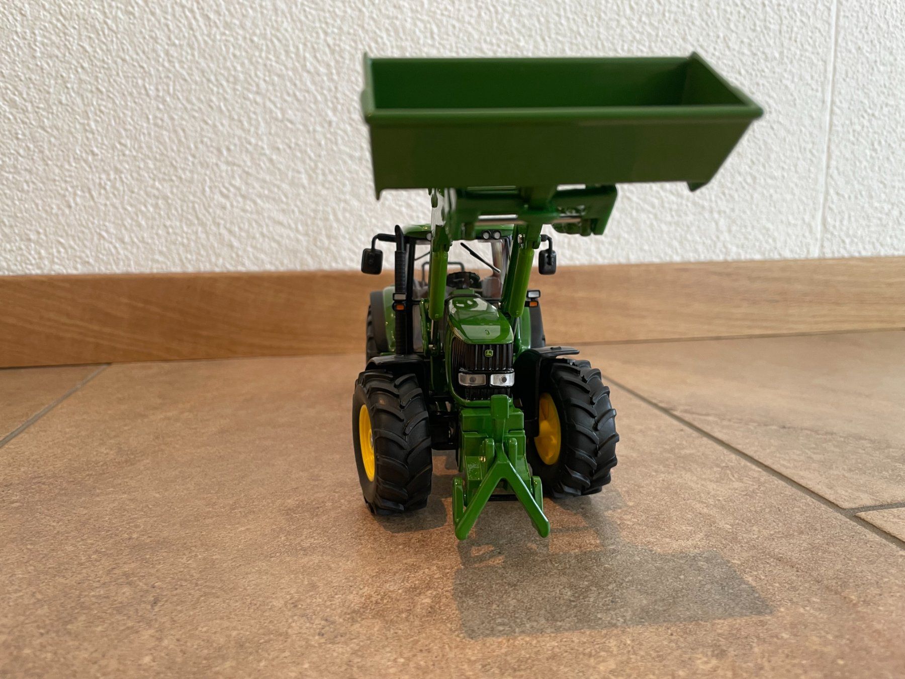 John Deere Trattori: SIKU John Deere mit Heckbagger – Nuovo e nell'imballaggio originale da Kreuzlingen venduto da Stefan1150 1