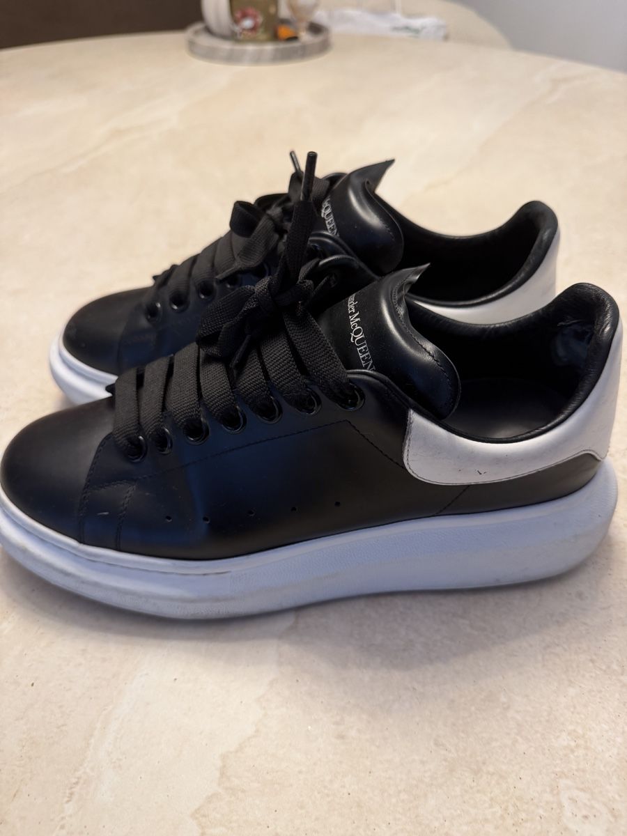 Alexander Mcqueen Scarpe da uomo: Alexander McQueen Sneaker Oversized Schwarz Weiss Gr 41.5 – Usato da Uster venduto da are_rts9 1