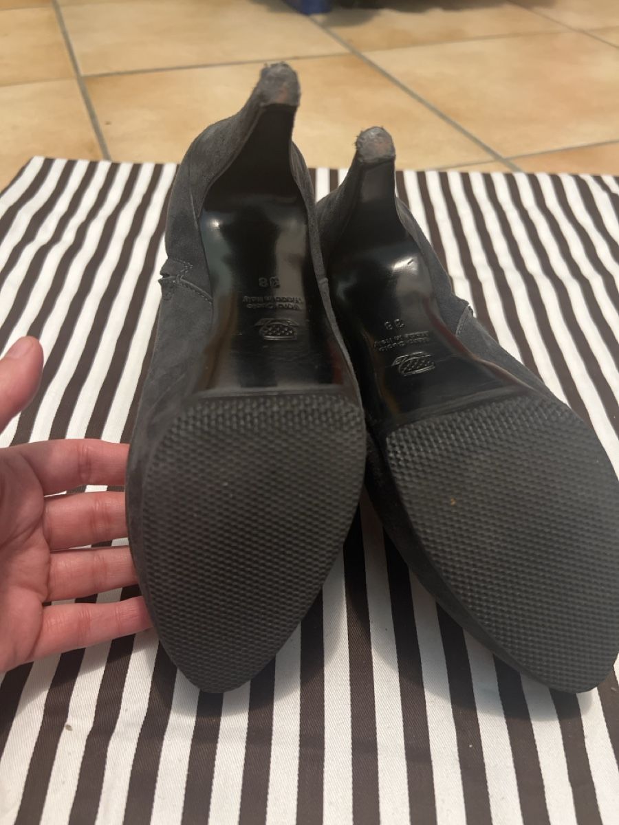 Navyboot Scarpe da donna: Bottines en daim gris Navyboot pointure 38 bon état – Nuovo (secondo la descrizione) da Arvillard (Salins) venduto da mental0mystique 1