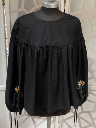 Great black poplin top with embroidery. S