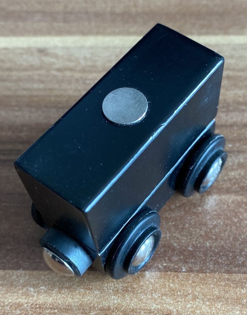 Brio Giocattoli: Brio-Anhänger mit schwarzem Container – Usato da Wagenhausen venduto da Svema