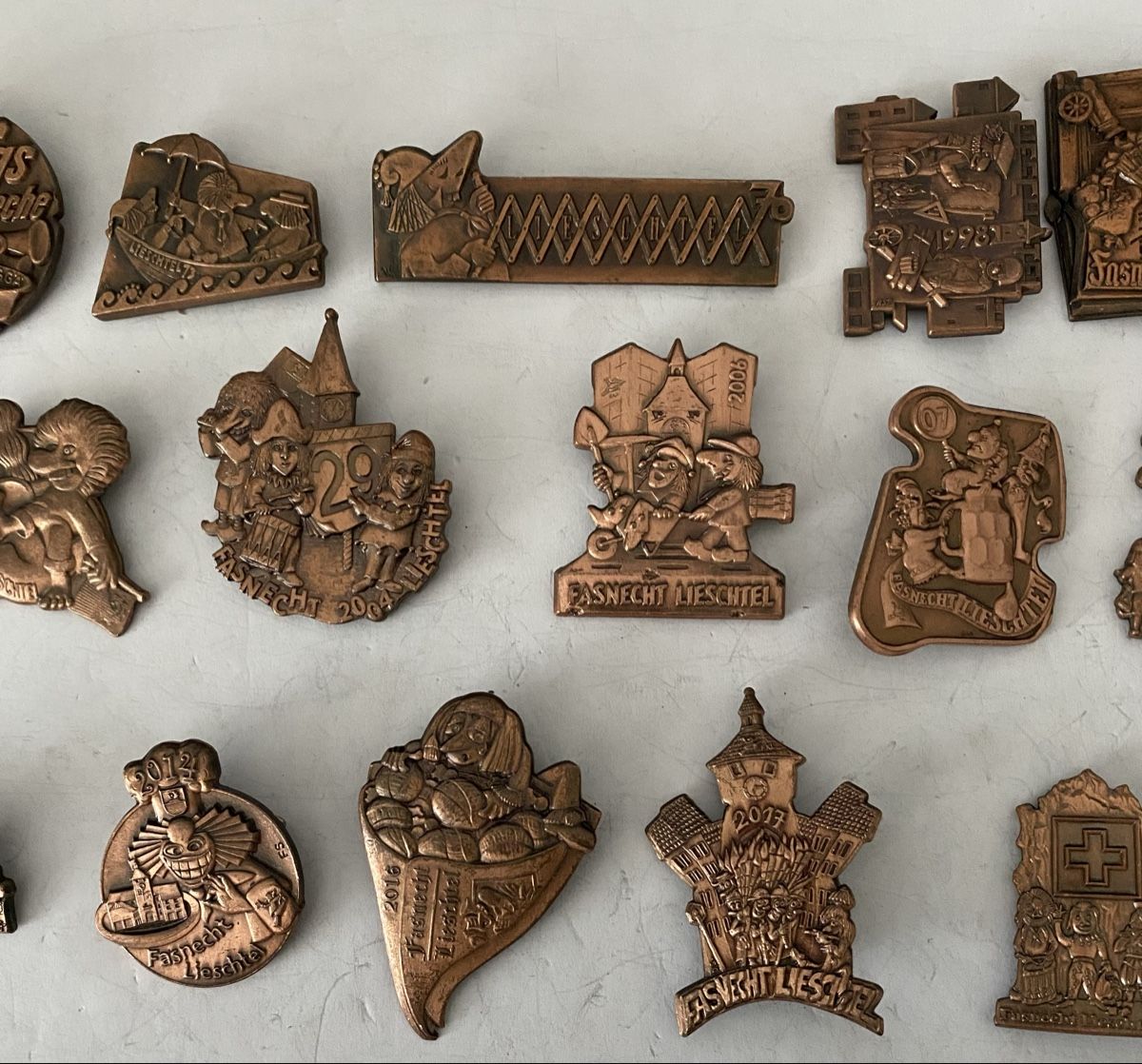 Placchette & Badge: Sammlung Fasnachtsplaketten Liestal – Nuovo (secondo la descrizione) da Allschwil venduto da Deal_Tiger99 2
