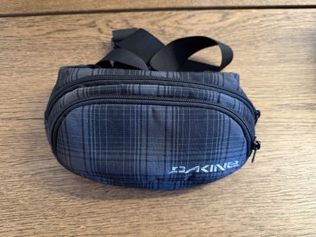 Bauchtasche Dakine schwarz kariert mit zwei Fächern