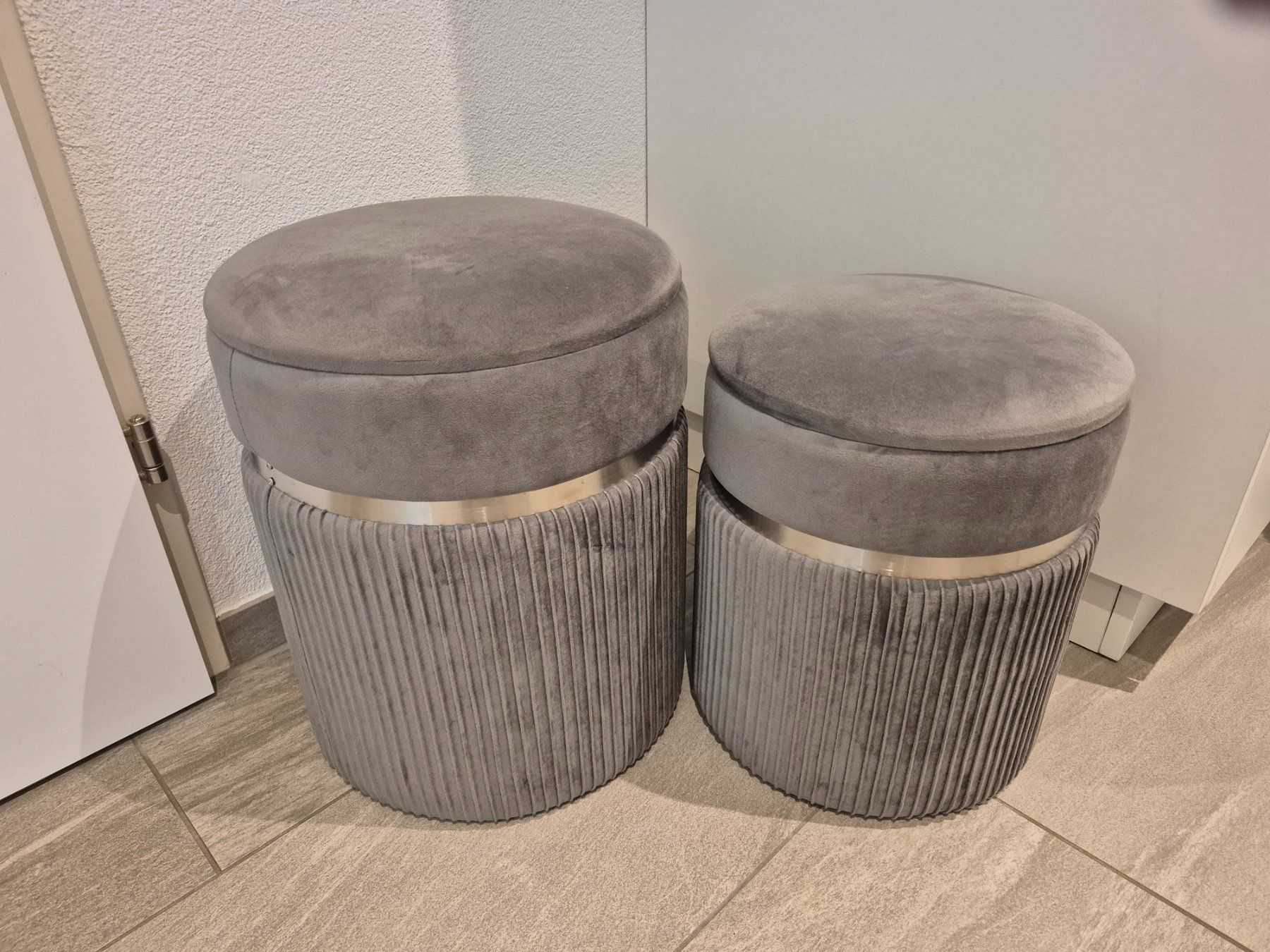 Westwing Hocker: 2 graue Poufs / Hocker mit Stauraum – Gebraucht aus Lufingen von mel_568n