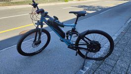 E-Mountainbike blau vollgefedert akzeptabler Zustand