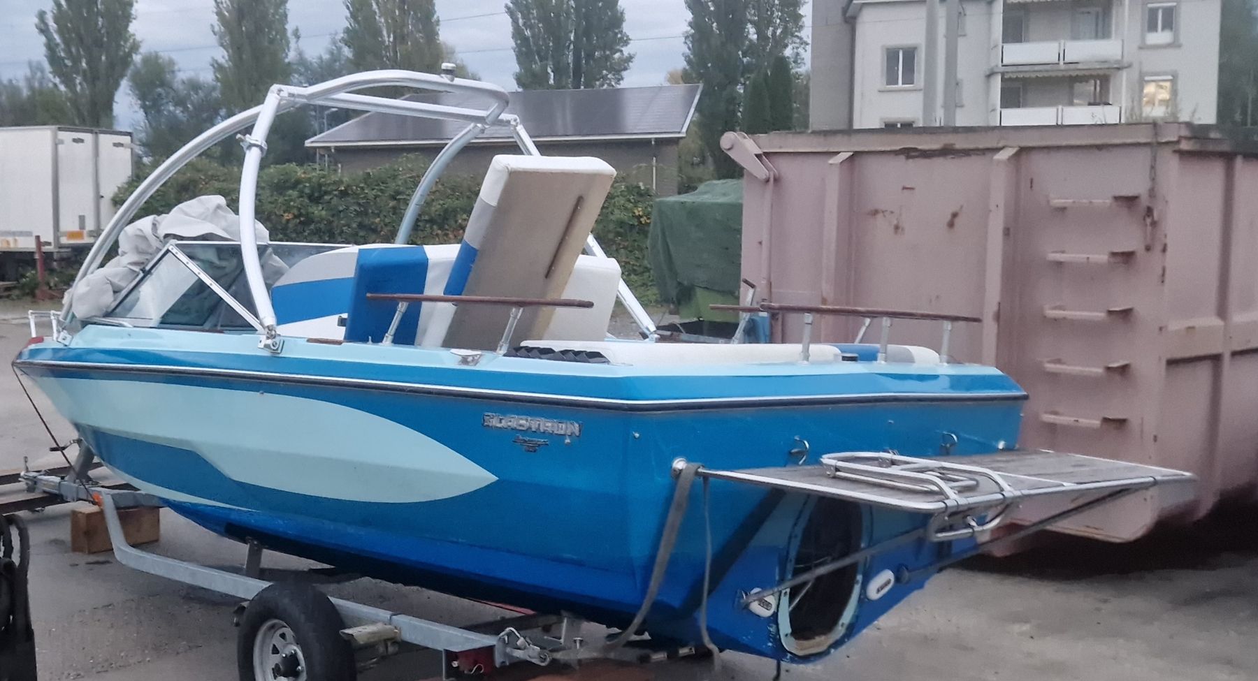 Glastron Boote: Glastron Boot mit Wakeboard Turm – Defekt aus Altenrhein von naknet 6