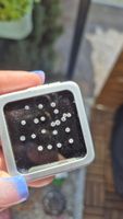 Lot aus 21 natürlichen Diamanten im runden Brillantschliff. 