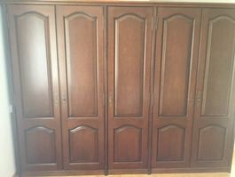 Schöner 5-türig Schrank aus edlen Nussbaum Holz.