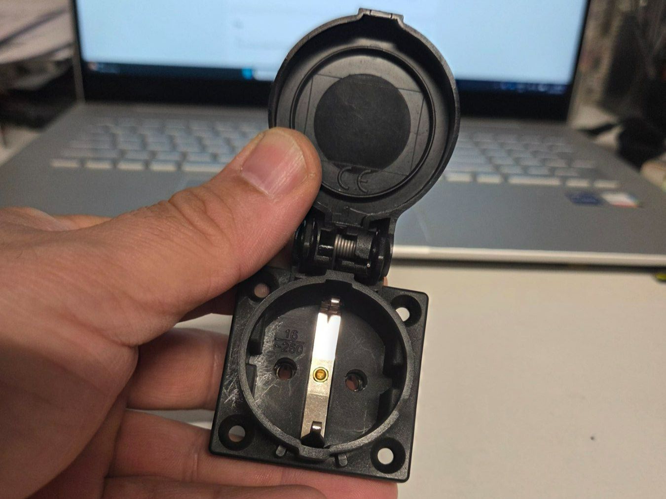 Spine: PCE Schuko Einbau Steckdose mit Klappdeckel IP54 – Usato da Zürich venduto da Alibaba1234 1