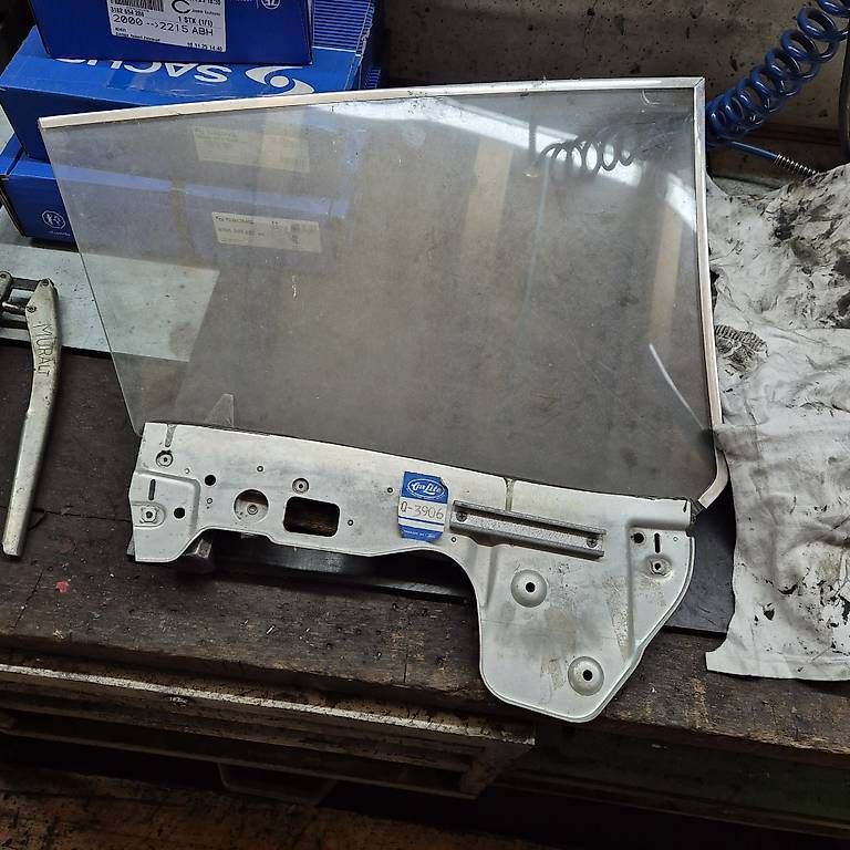 Tutti pezzi di ricambio auto: Seitenscheibe Ford Mustang  – Usato da Münchwilen TG venduto da Gearbox69 1