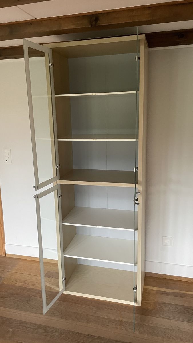 Ikea Vitrines: Vitrine hell Holzoptik mit Glastüren – D'occasion à Rheineck par 5element 1