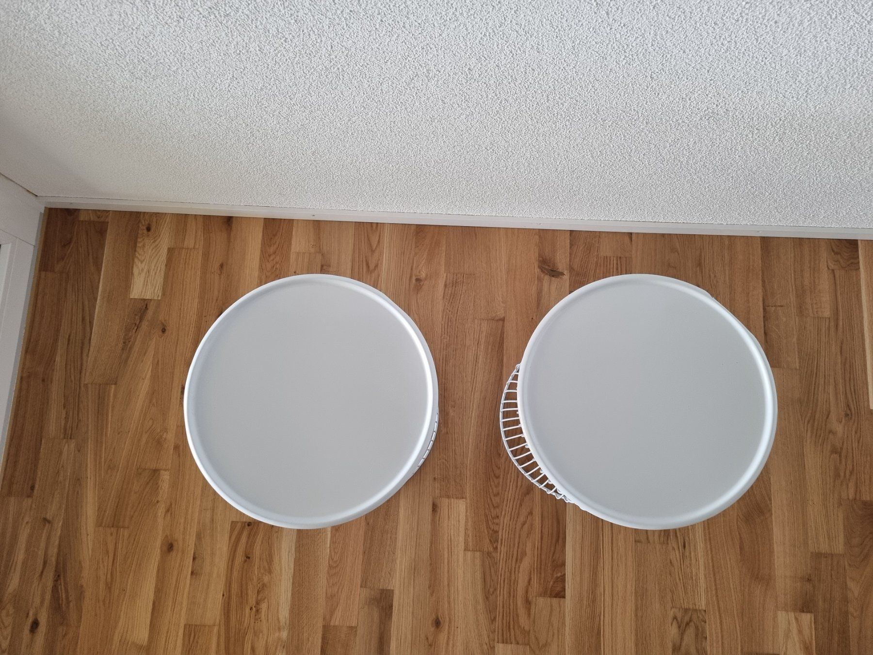 Set de table et chaises: 2 Beistelltische Metall Drahtkorb weiss – D'occasion à Beinwil am See par SteffenG02 2