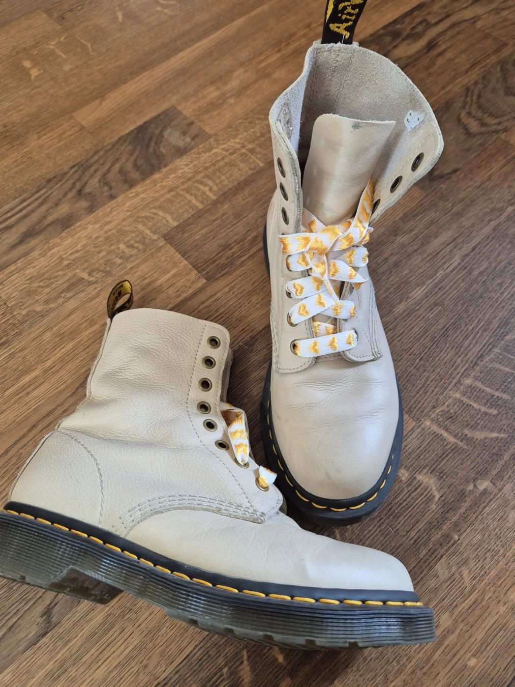 Dr. Martens Scarpe da donna: Beige Dr Martens size 38 – Usato da Zürich venduto da monadiederich