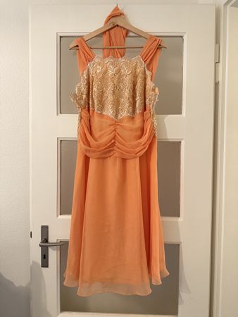 Elegantes Kleid, Apricot mit Gold Spitze, Grösse 38/40
