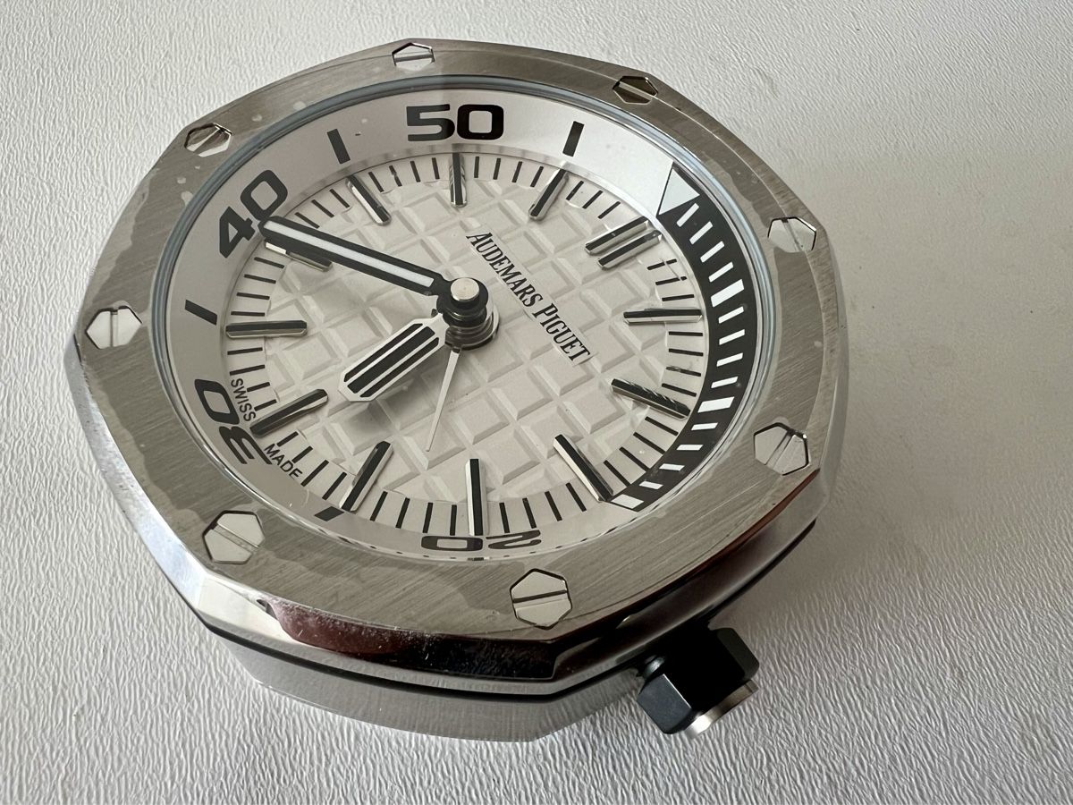 Sveglie: Audemars Piguet Royal Oak Offshore Table Clock 2016, SRP3500 – Nuovo e nell'imballaggio originale da Le Mont-sur-Lausanne venduto da LycaGallery 1
