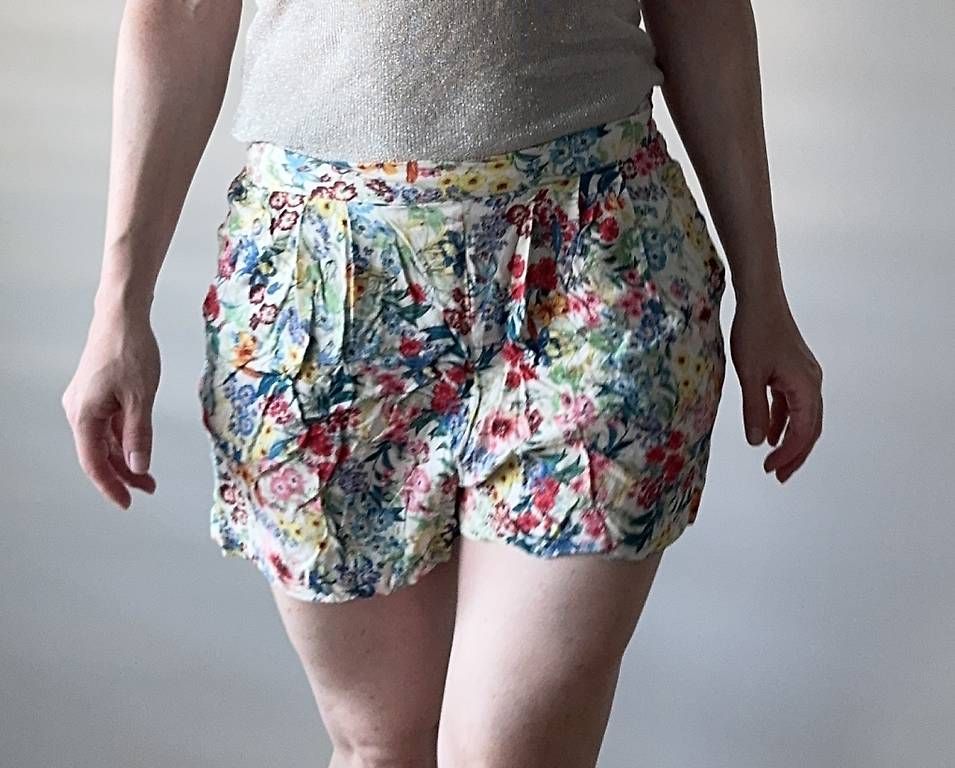 Pantaloni: Kurze Hose mit Blumenmuster Gr. 34 – Usato da Basel venduto da R__Mueller 1