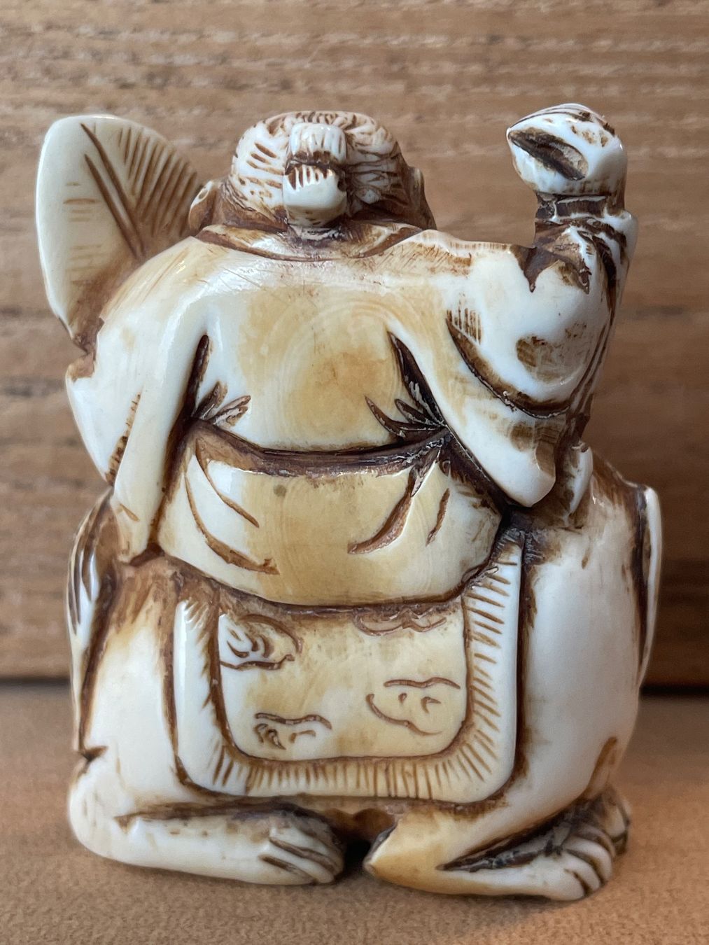 Statuette: Netsuke, Mönch mit Tempelhund – Usato da Embrach venduto da Gauvain1 2