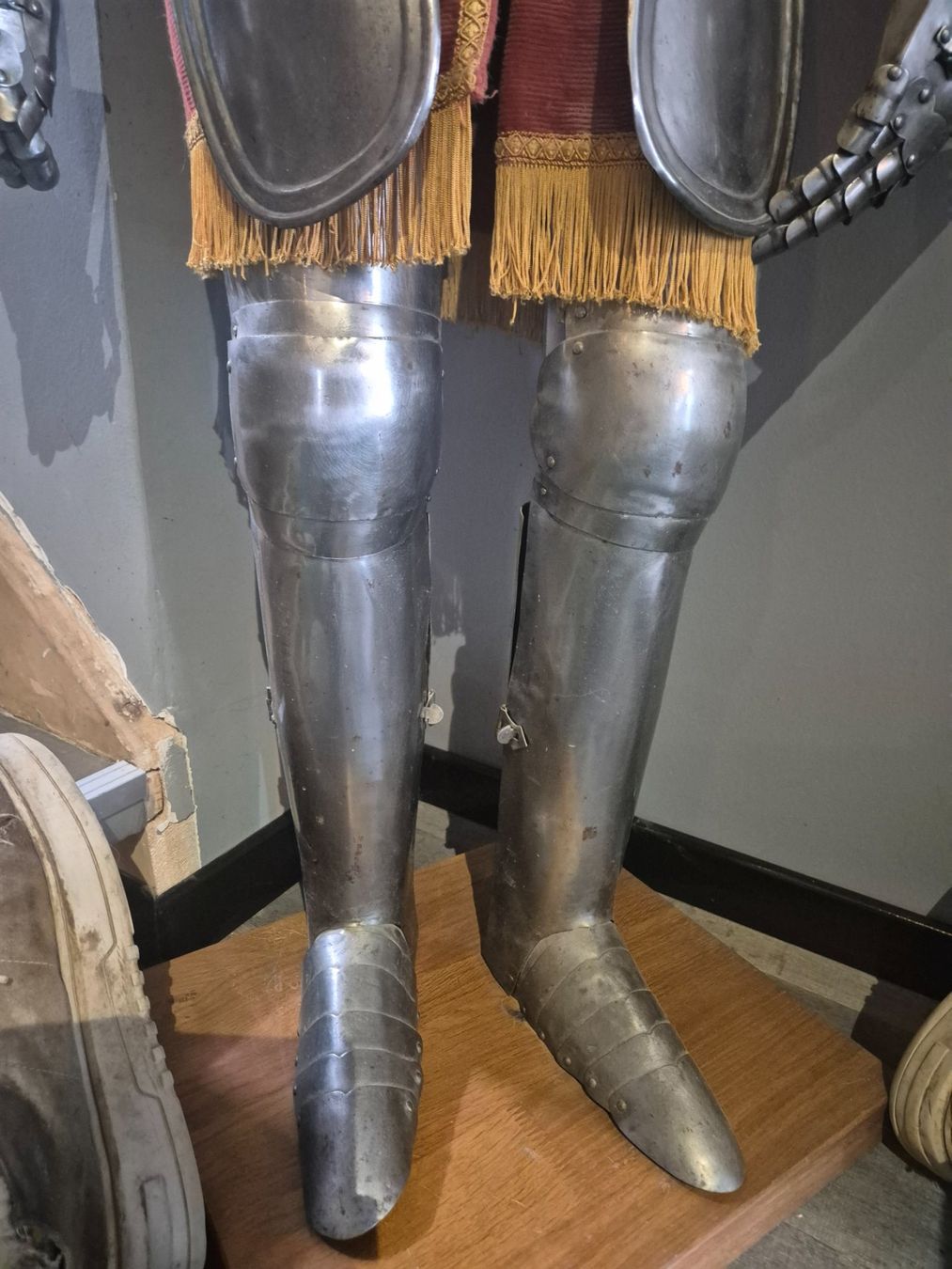 Tutte le decorazioni: Exceptionnelle Armure de jeune Prince médiéval – Usato da Morgins venduto da pmd_px9d 3
