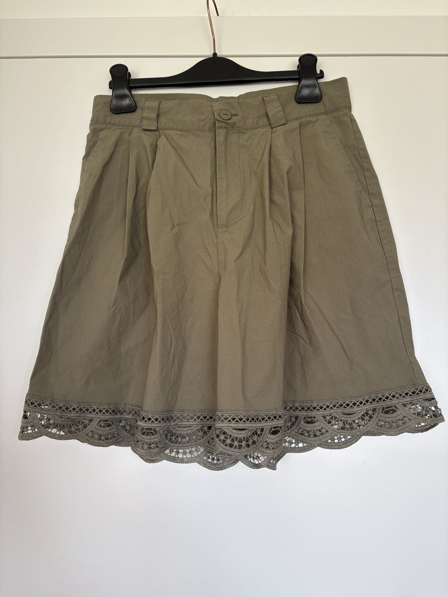 Twinset Pantalons: Short à pinces taille haute vert militaire Twinset taille 36 – Neuf (Voir description) à Prilly par mai_ktw8