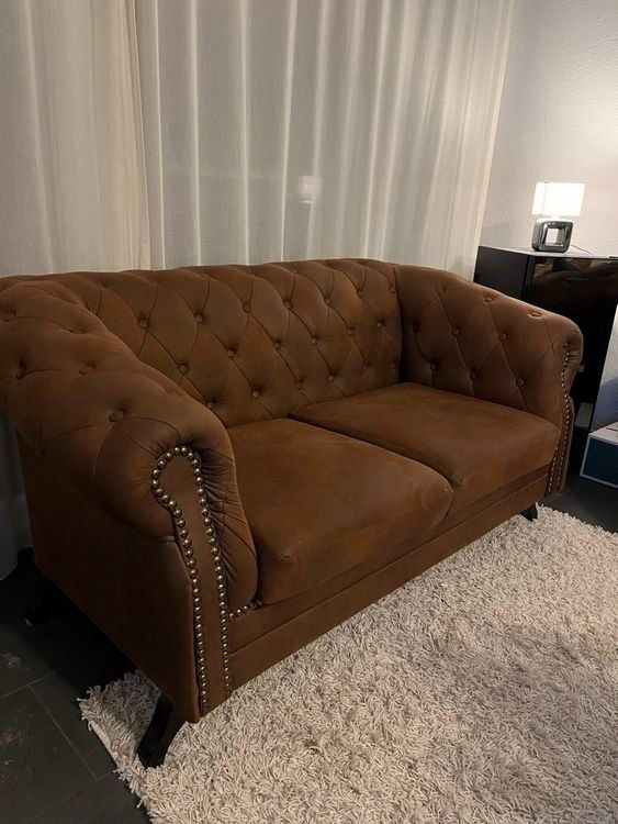 Divani: Chesterfield Sofa Kunstleder Braun 2-Sitzer – Usato da Liestal venduto da EliahThommen