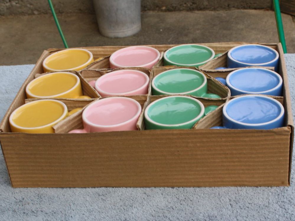 Tassen: 12 TASSEN OSTER HASE – Gebraucht aus Wauwil von Pneuedy 1