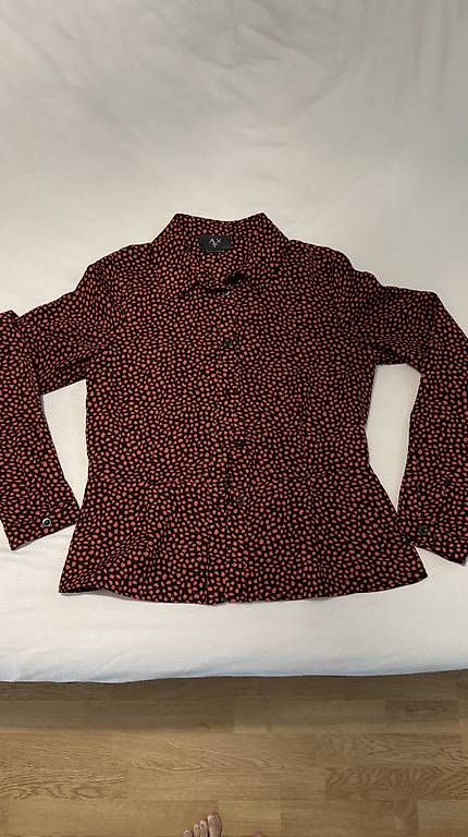 Blusen: Schöne Bluse, Gr. S, Rot gemustert, Top Zustand! – Gebraucht aus Pfäffikon SZ von mer_qc7w 2