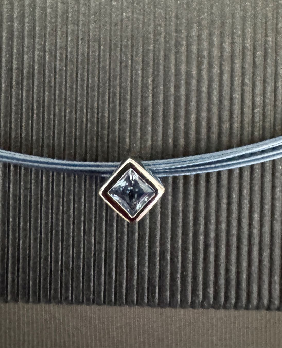 Altri gioielli: Collier mit Anhänger in Blauton 42 cm lang – Usato da Rotkreuz venduto da den66 1