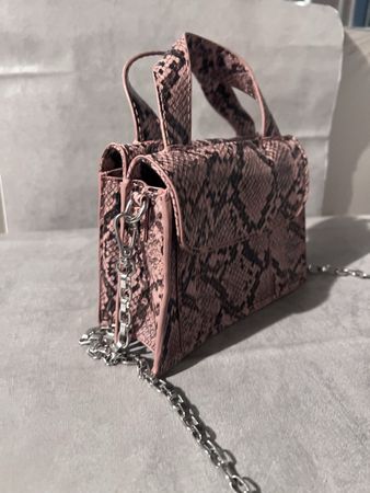 Tasche mit Schlangenmuster