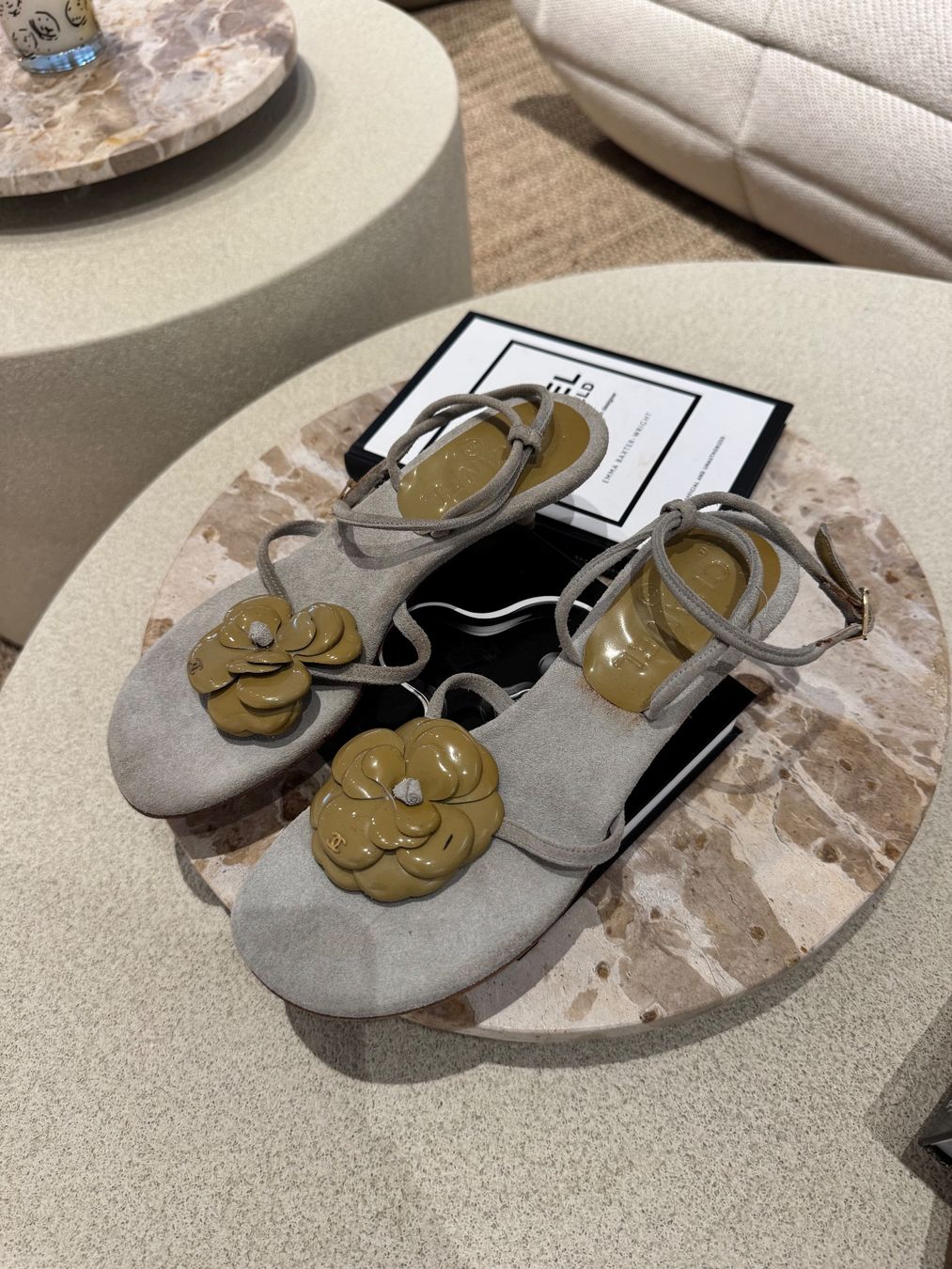 Chanel Scarpe da donna: CHANEL SANDALEN CAMELIA – Usato da Schwyz venduto da bofb 1