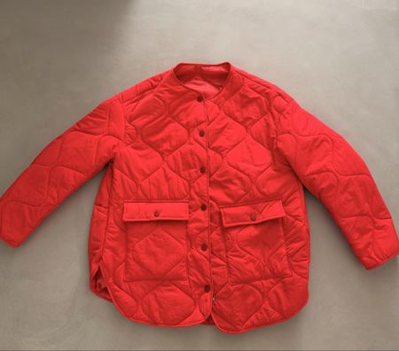 Rote Übergangsjacke