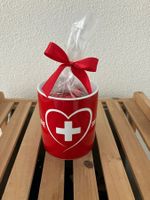Tasse mit Schweizer Motiv und Schokolade neu