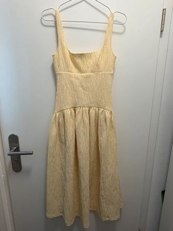 Zara Midi Sommerkleid mit Rückenausschnitt butteryellow
