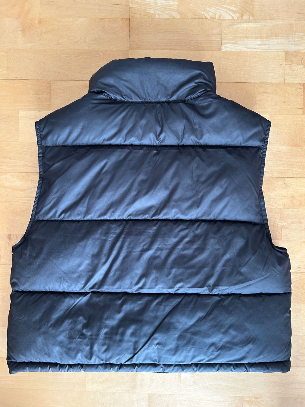 H&M Gilet & Giacche senza maniche: Schwarze Puffer-Steppweste von H&M – Usato da Pfäffikon ZH venduto da the4mos 1