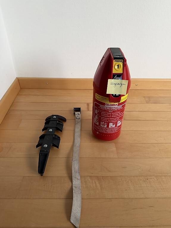 Feuerlöscher: Feuerlöscher mit Halterung  – Defekt aus Zürich von car_8bmc