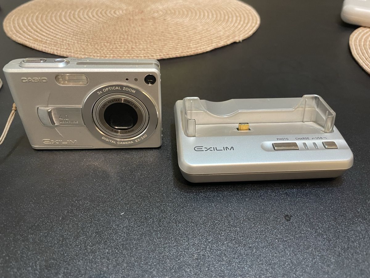 Casio Fotocamera: Casio Exilim EX-Z40 Retro Digitalkamera mit Dockingstation – Usato da Wädenswil venduto da dai_2bcv