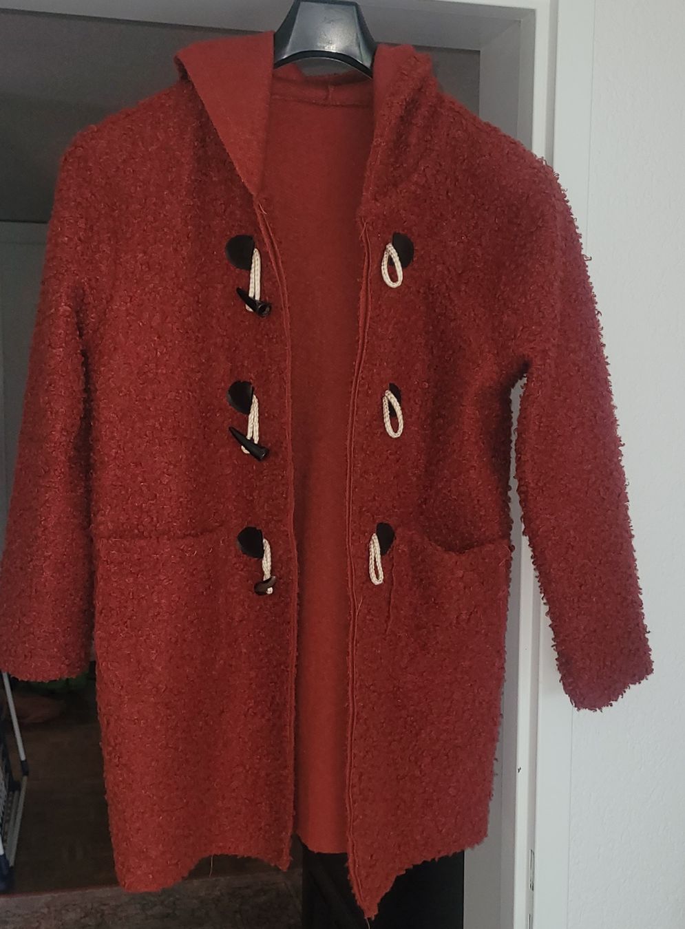 Cappotti: Duffle-coat rouge à capuche texture bouclée – Usato da Neuchatel venduto da Annikika 3