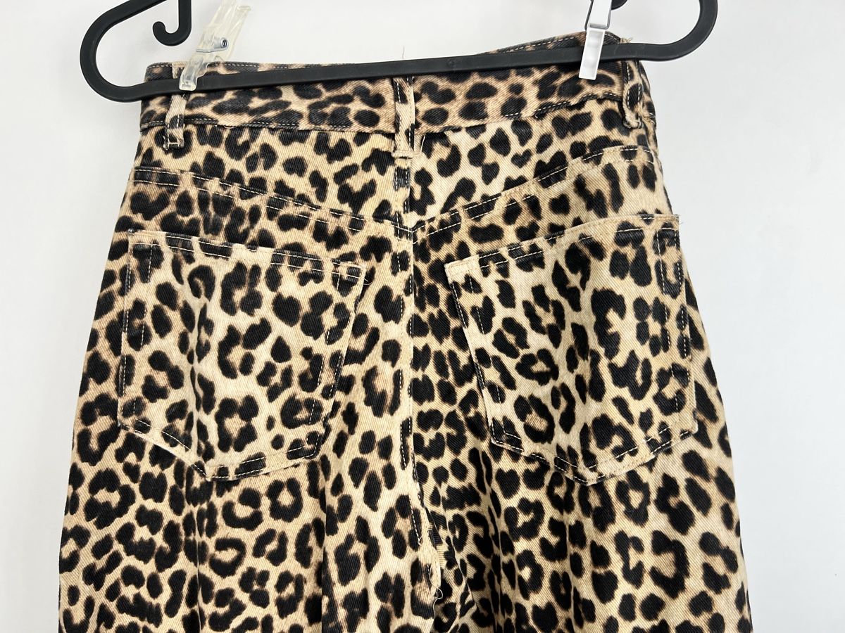 H&M Jeans: Jeans mit Leopardenmuster H&M – Usato da Gachnang venduto da todressgolden 3