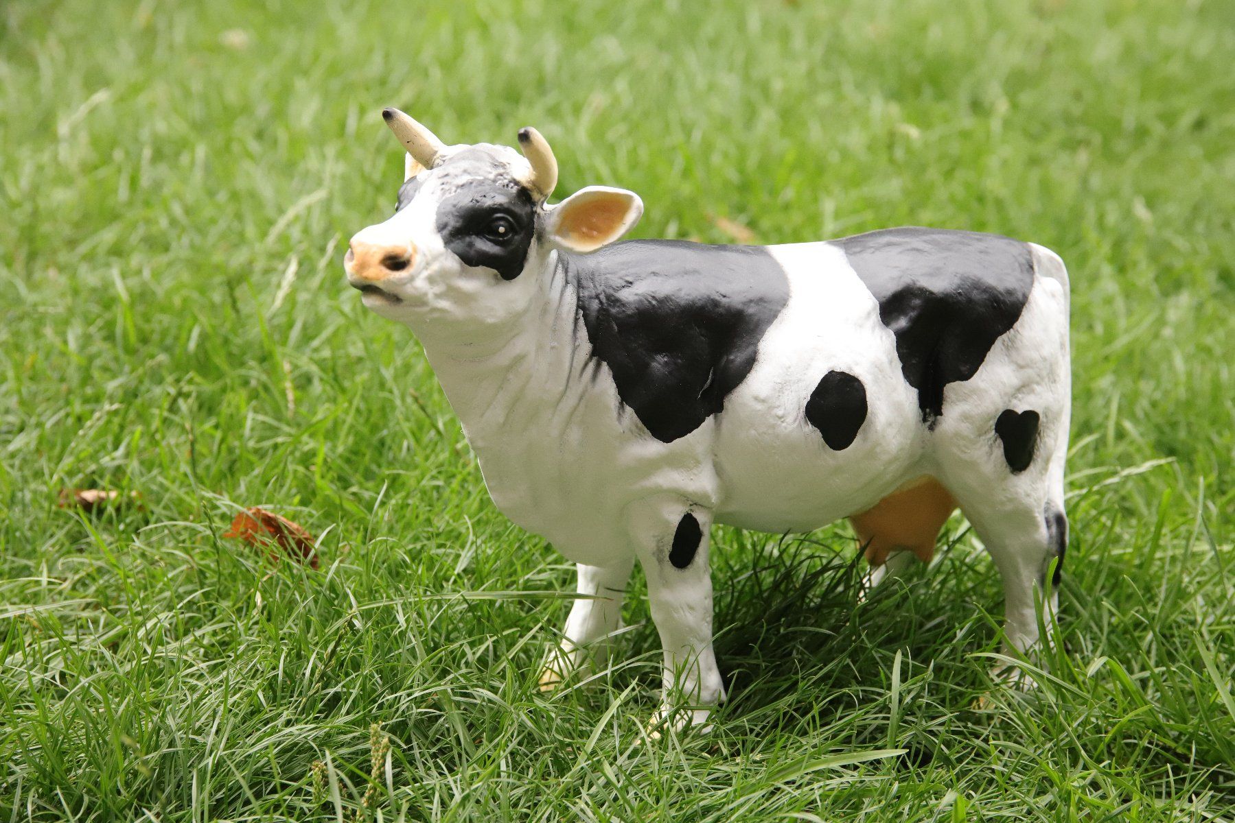 Statuette: (COPIE) Petite vache en résine – Nuovo e nell'imballaggio originale da courtételle venduto da capsule05