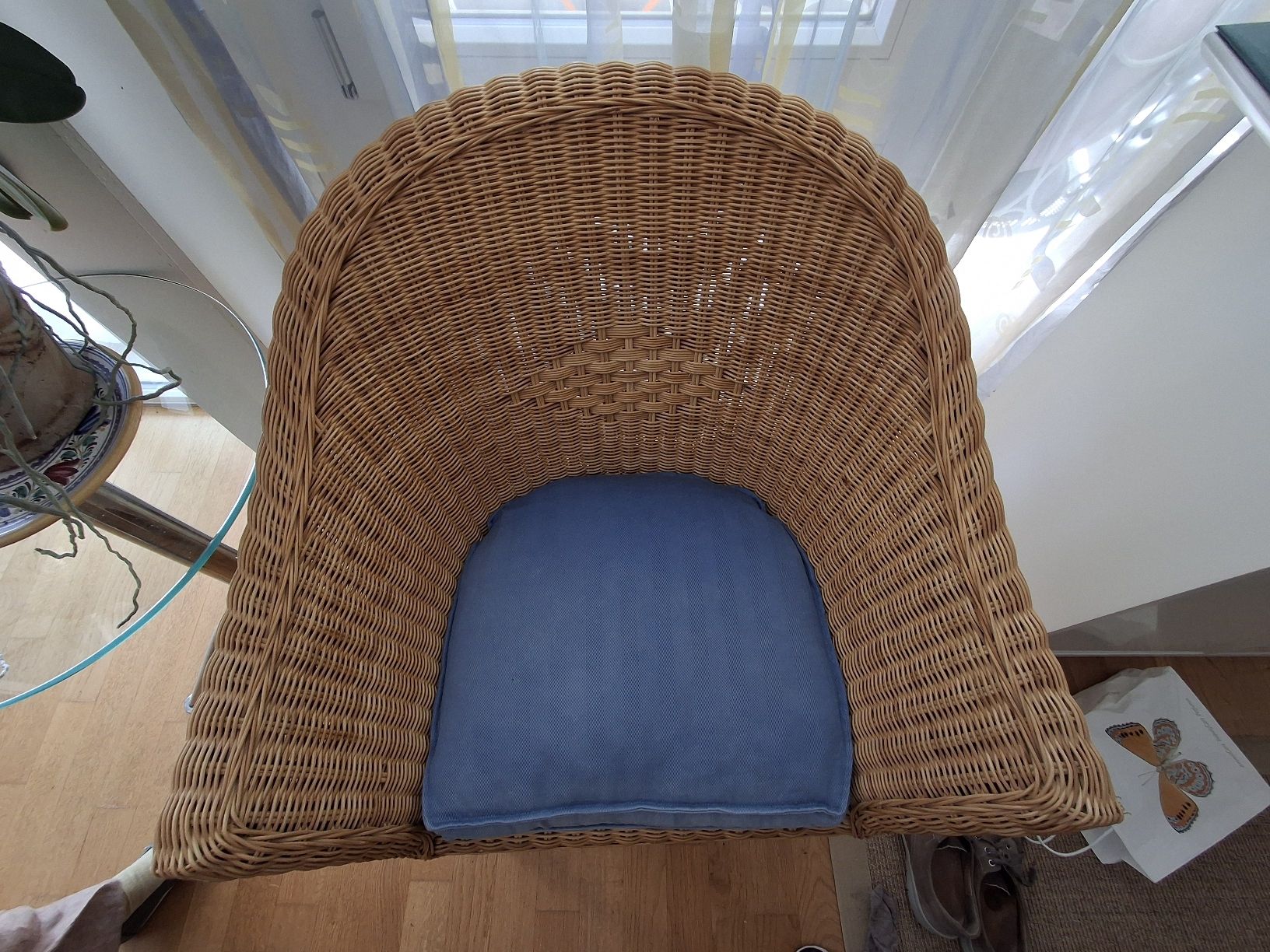 Fauteuils: Korbstuhl mit blauem Polster – D'occasion à Bäriswil BE par vonys 1