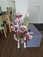 Calla-Lilien und - künstliche Edeldisteln, mit Vase