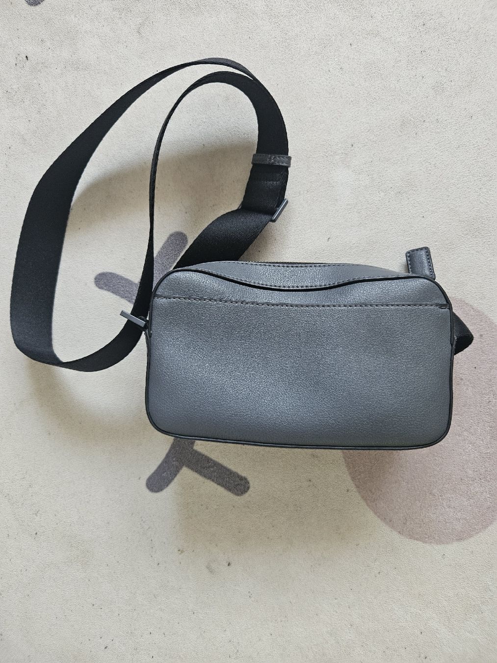 Calvin Klein Borse: Calvin Klein Umhängetasche -  Grau – Usato da Oberwil BL venduto da blackdiamond14 2