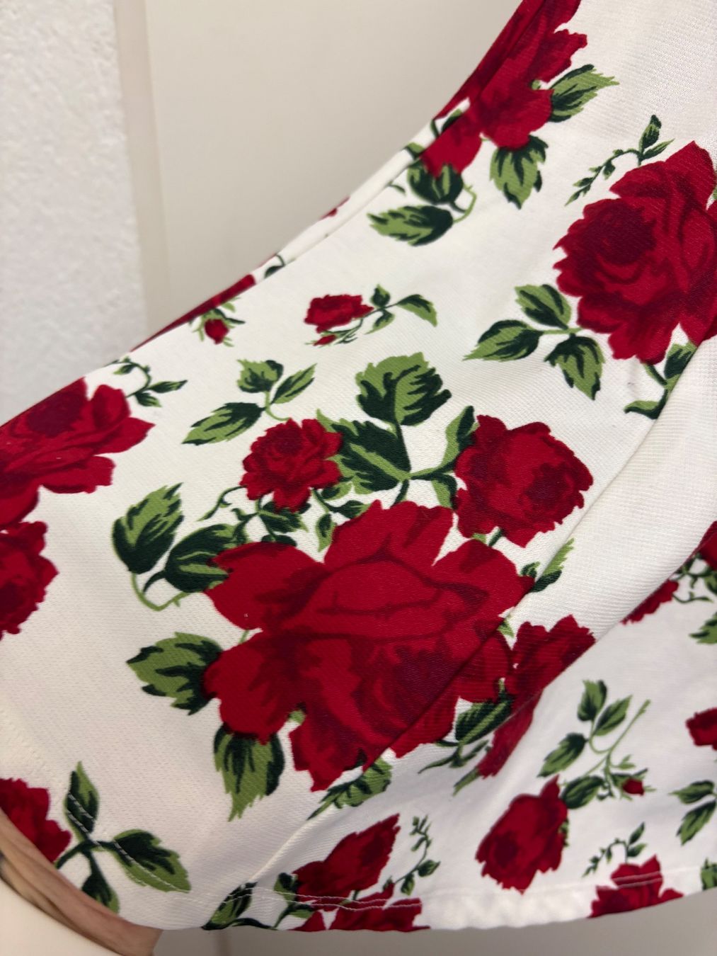 Vestiti: Kleid Rosenmuster weiss rot Grösse M – Usato da Basel venduto da Tierschutz-Flohmi 4