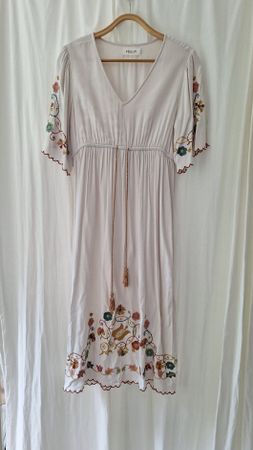 Kleid mit Stickerei von Indi & Cold