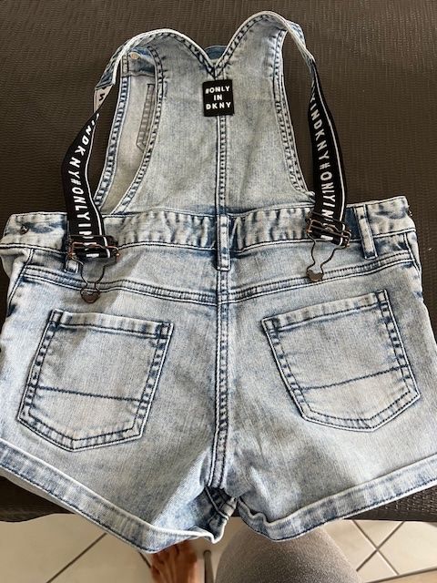 DKNY Pantaloni: Salopette short en jean DKNY, taille 8 – Usato da Genève venduto da cumunel 1