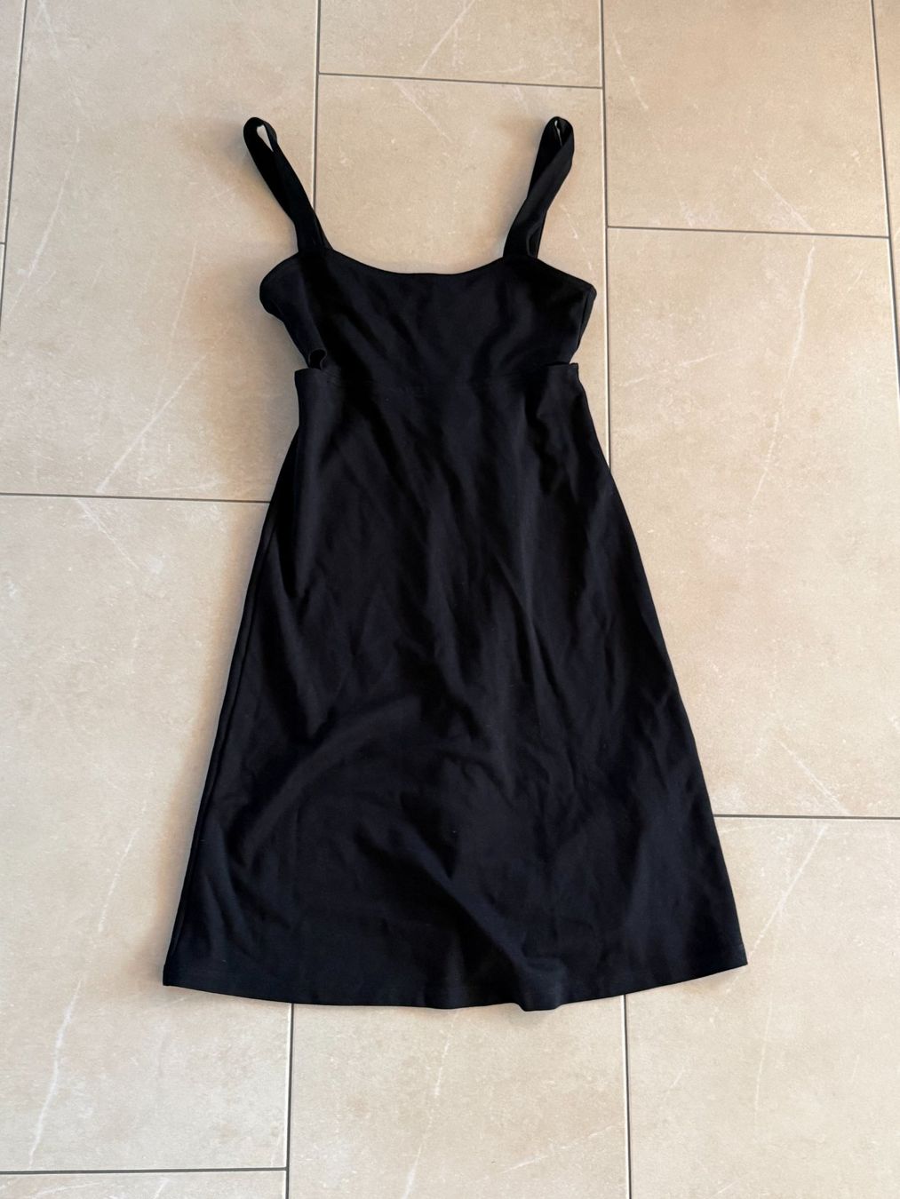 Kleider: Schwarzes Trägerkleid - schlicht & elegant – Gebraucht aus Meierskappel von cgo_bp8w
