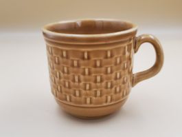 Tasse de fabrication anglaise, motif tressé